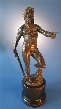  
Nettuno. Da Giambologna. XIX secolo. Bronzo patinato nero. 
 cm 30 x 15 x 18
