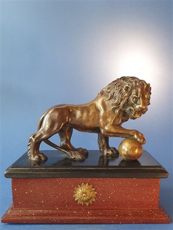  
Leone Medici. Bronzo patinato lacca trasparente nocciola. Prima metà XIX secolo. Base in legno non coeva.  
 cm 14 x 20 x 8 