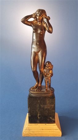  
Venere Anadiomene. XVIII-XIX secolo.  Bronzo patinato con tracce di doratura. Bella base antica in marmi misti. 
 cm 26 x 8,2 x 7,2 