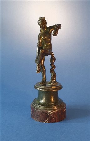 
Venere del calzare. Fonderia Chiurazzi, Attribuito. Napoli XIX secolo.  Bronzo con patinatura archeologica.  Base coeva rotonda in marmo rosso. 
 Complessivamente cm 18,5 x 7 x 7 