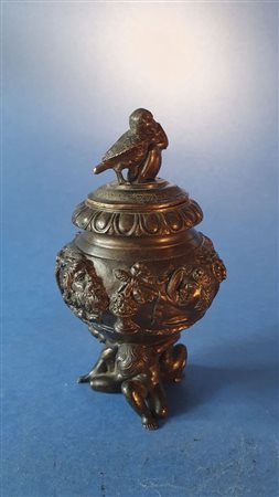  
Calamaio con panoplie. Primo XIX secolo. Bronzo patinato nero. 
 cm 13,5 x 8 x 8