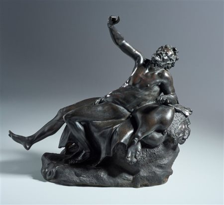  
Satiro ebbro. Da motivo archeologico. Bronzo patinato nero. Napoli XVIII-XIX secolo.  
 cm 46 x 53 x 24
