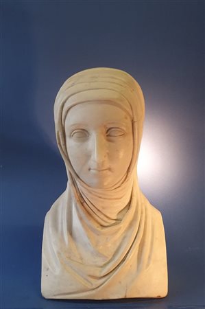  
Vestale. Dal modello di Antonio Canova (1757-1822). Primo XIX secolo.  Marmo statuario. 
 cm 38 x 22 x 16