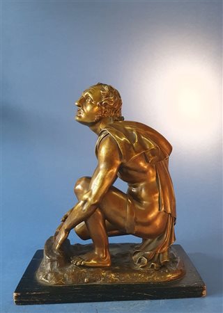  
Arrotino. E. De Labroue (attivo a Parigi, 1850-1880). Bronzo patina nocciola trasparente. 
 cm 21,5 x 8 x 8