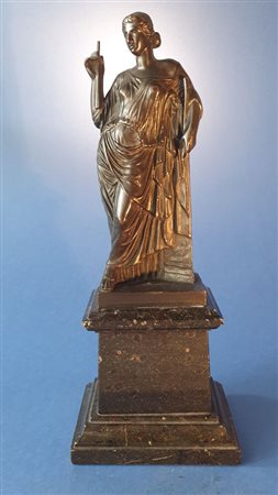 
Euterpe.  Bronzo patinato nero, XIX secolo. 
 Complessivamente cm 27,5 x 11 x 7 - Base coeva in marmo verde