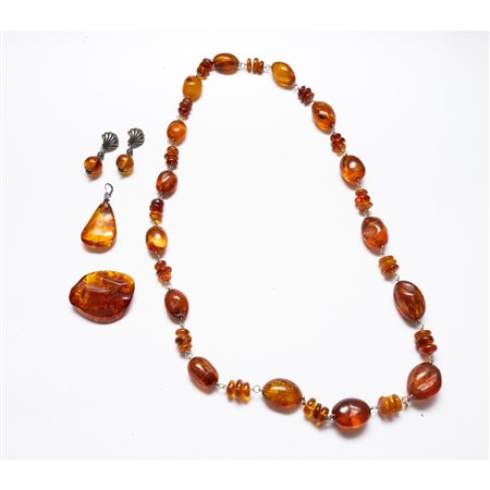 COLLANA, ORECCHINI, PENDETE E SPILLA