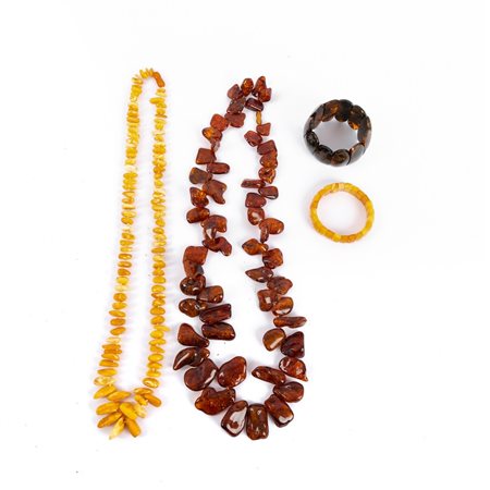 DUE COLLANE E DUE BRACCIALI IN AMBRA