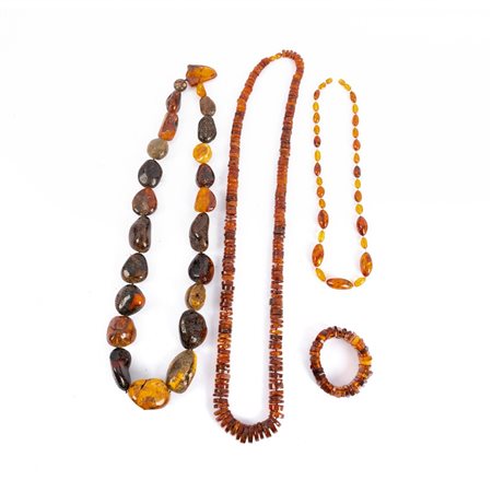 TRE COLLANE E BRACCIALE IN AMBRA