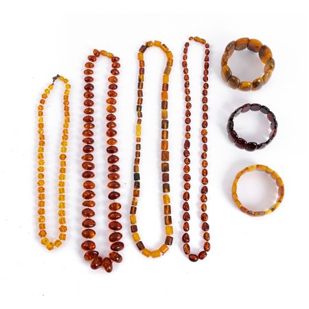 QUATTRO COLLANE E TRE BRACCIALI IN AMBRA