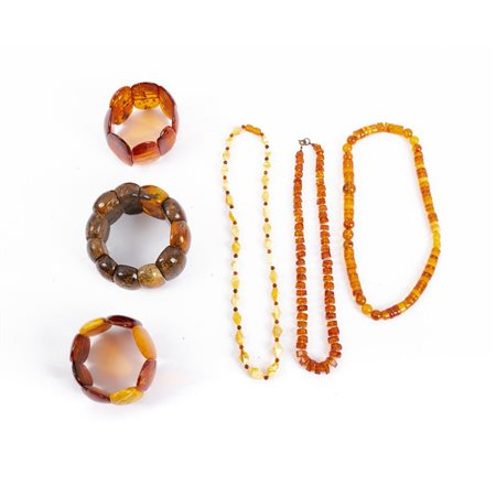 TRE COLLANE E TRE BRACCIALI IN AMBRA