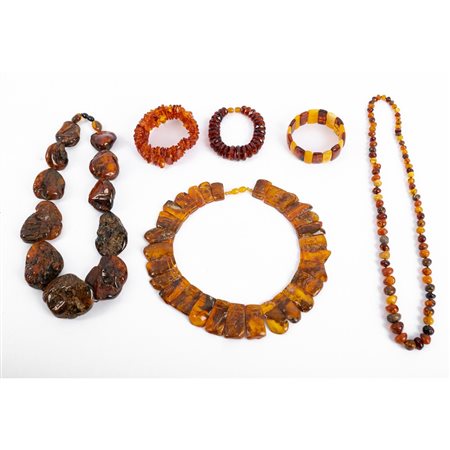 TRE COLLANE E TRE BRACCIALI IN AMBRA