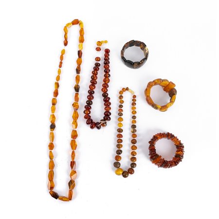 TRE COLLANE E TRE BRACCIALI IN AMBRA