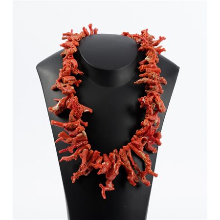 COLLANA con tralci di corallo con susta in metallo dorato