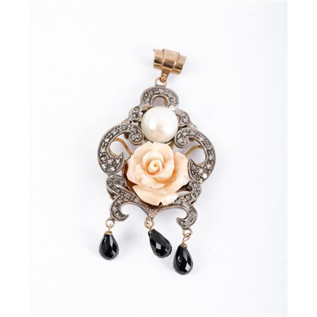 PENDENTE in oro giallo 9 KT e argento con diamanti e corallo