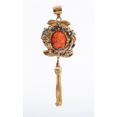 PENDENTE in oro giallo 18 KT con cammeo, diamanti e zaffiri