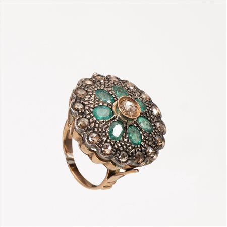 ANELLO in oro giallo 9 KT e argento con diamanti e smeraldi