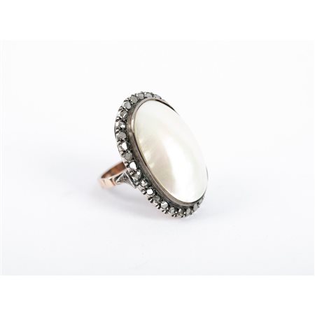 ANELLO in oro giallo 9 KT e coppella con diamanti e madreperla