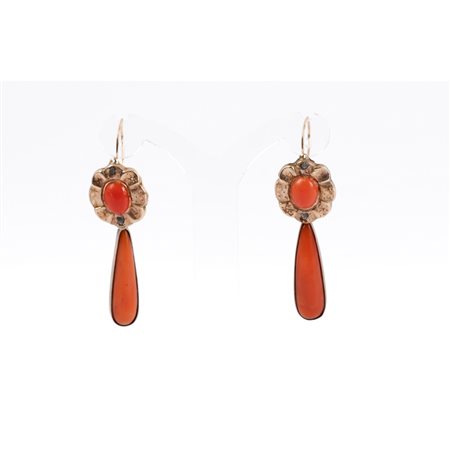 ORECCHINI in oro giallo 9 KT con cabochon in corallo