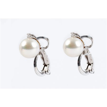 ORECCHINI in oro bianco 18 KT con zaffiri bianchi e perla