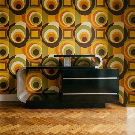 Pierre Cardin (San Biagio di Callalta 02/07/1922 - Neuilly-sur-Seine 29/12/2020)  - Credenza asimmetrica laccata nera e cromata, Anni 70