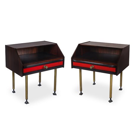 Coppia di comodini in legno di palissandro con riporti in tessuto rosso e pomelli e piedi in ottone , Anni 60