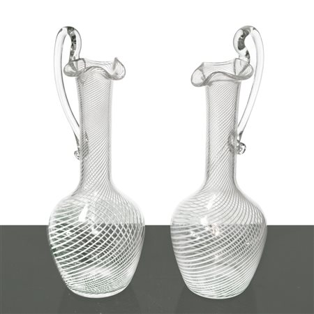 Coppia di versatoi in vetro di Murano con filigrana a spirale.