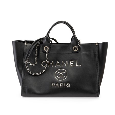 Chanel Borsa Deauville In pelle nera con hardware argentato. Anno 2017-2018....