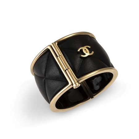 Chanel Bracciale rigido Bracciale in ottone e pelle matelassé. Completo di...