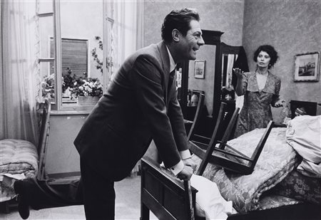Tazio Secchiaroli 1925-1998 Marcello Mastroianni e Sophia Loren, scena tratta...
