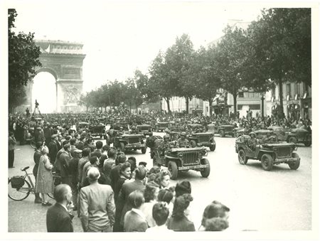Robert Capa 1913-1954 Défilé de la Liberation, Champes-Elyses Paris stampa...