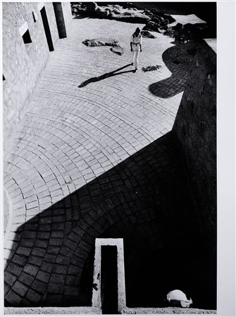 Ugo Mulas 1928-1973 Casa Franchetti, Sardegna. Esterno con figura stampa...