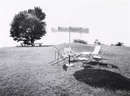 Ugo Mulas 1928-1973 Campanone della Brianza. Esterno, albero e ombrellone...