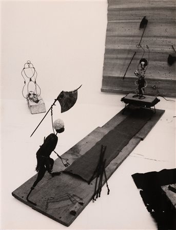 Ugo Mulas 1928-1973 Il lanciatore di coltelli, dalla serie 'Cirque Calder'...