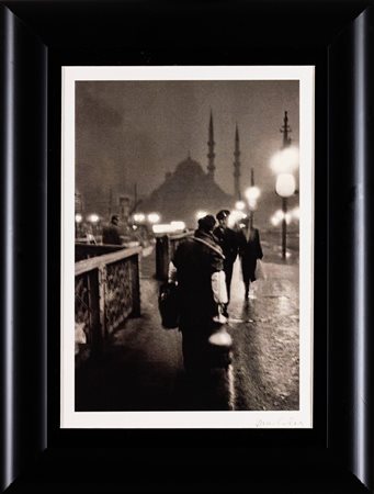 Ara Güler 1928-2018 Venditore di Salep al mattino presto sul vecchio ponte di...