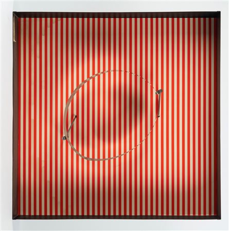 Julio Le Parc (Mendoza, 1928 - Parigi, 2026) 
"Cercle en contorsion sur trame rouge" 1968
Scultura in metallo, carta e meccanismo a motore Cm 60x60x17