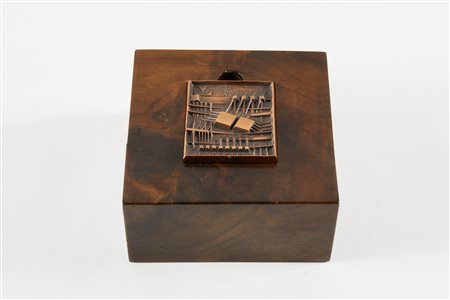 Arnaldo Pomodoro (Morciano di Romagna, 23/06/1926 - Milano, 22/06/2025) 
Scatola con placca 1979
1979 Cm 6,3x5,2