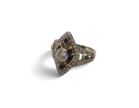 Anello in oro bianco e giallo con diamanti e zaffiri
