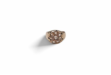 Anello in oro 14 kt e rosette di diamanti