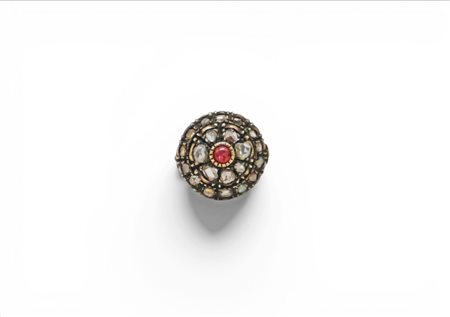 Anello in oro basso con rubino e rosette di diamanti