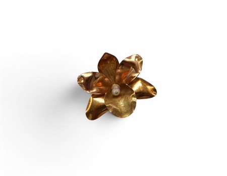 Spilla orchidea in oro 750 con due perline scaramazze