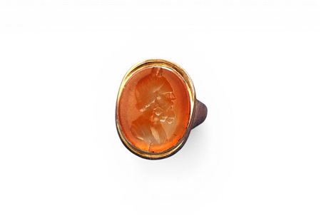 Anello in oro con agata a intaglio (riuso)