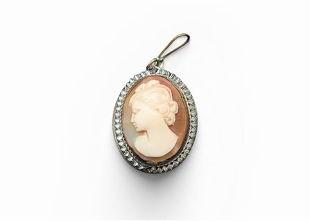 Pendente con cameo in conchiglia in metallo dorato