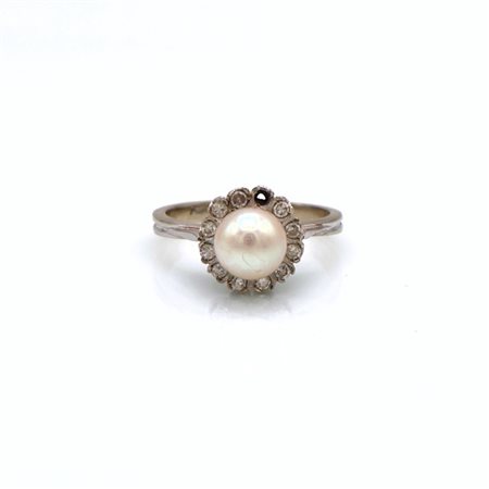 Anello in oro 18 kt con perla e diamanti