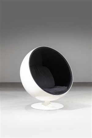 EERO AARNIO<BR>Helsinki 1932<BR>Poltrona girevole mod. Ball Chair