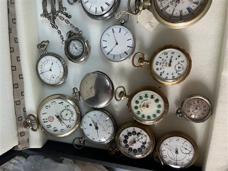 Lotto di 21 orologi da tasca d epoca diversa corredati da una chatelaine decorativa