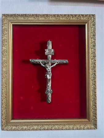 Crocifisso devozionale in stile barocco italiano in argento entro cornice dorata, fine XIX cm 29x20