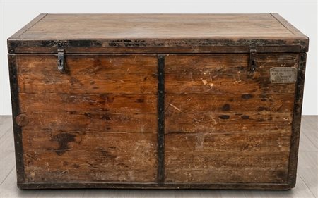 Baule in legno rustico con rinforzi in ferro, XIX-XX secolo 130X70