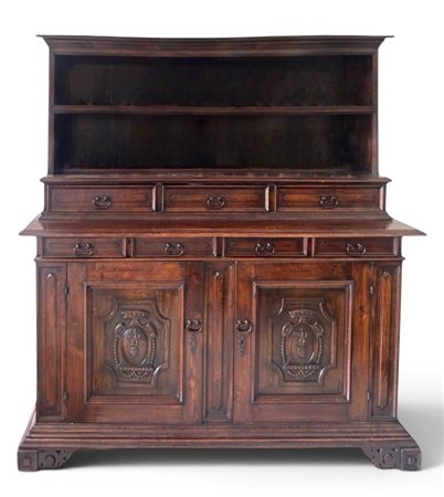 Credenza con alzata a piattaia in noce in stile provenzale di gusto settecentesco