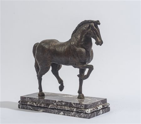 Mario Ceroli (1938 - ) Cavallo - Su base in marmo ( dimensioni 6x 41,5 x 16,5...