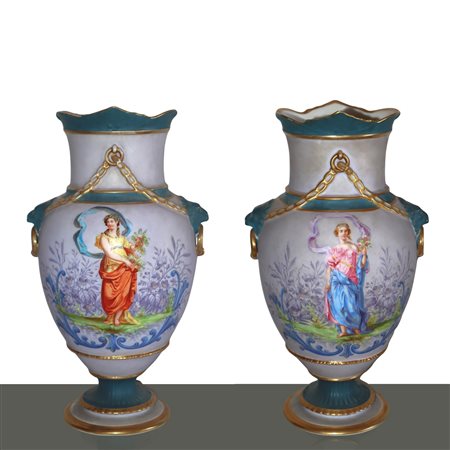 Coppia vasi in porcellana dipinta con raffigurazione di figure femminili, finiture in oro e maniglie leonine, Old France, Primi 19° secolo.